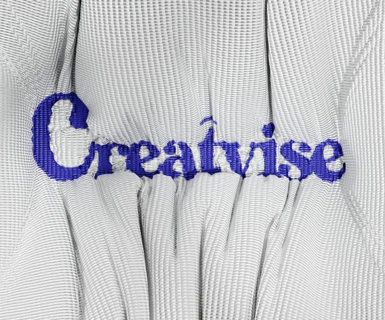 Kreatives Blaues Wort "Creatvise" auf gerautem, strukturiertem Hintergrund.